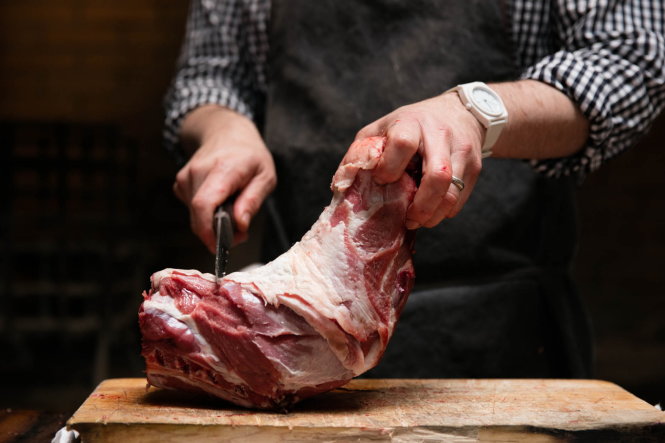 Đầu bếp Tây truyền thống thường xuyên phải xử lý những phần thịt lớn