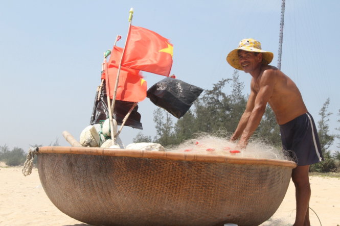 Ngư dân Lê Văn Kim thoát nạn từ cơn bão Chanchu, giờ quay lại với cuộc sống đi biển gần bờ  -Đoàn Cường