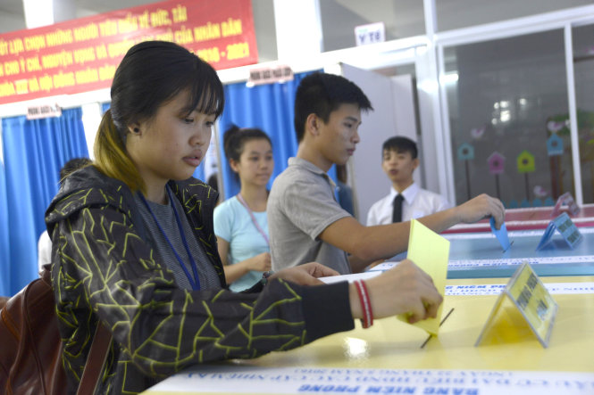 Sinh viên tại ký túc xá Trần Hưng Đạo (Q.1, TP.HCM) đi bỏ phiếu sáng 22-5-Duyên Phan