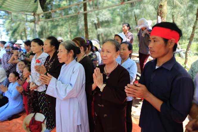 Người dân tham dự lễ mai táng cho cá voi