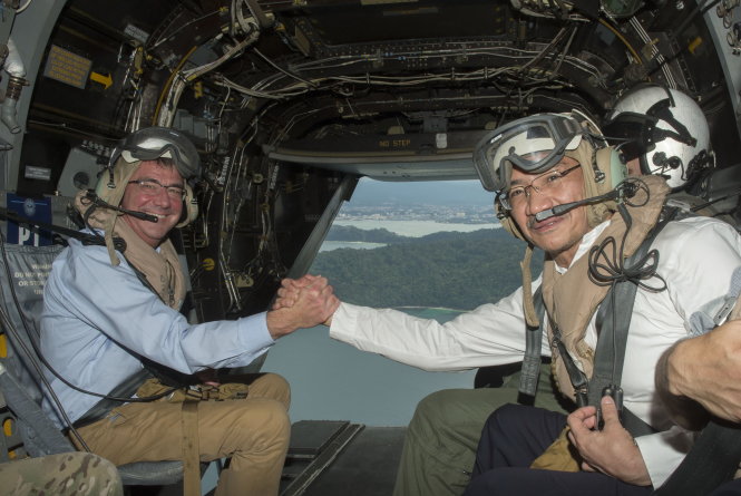 Bộ trưởng Quốc phòng Mỹ Ash Carter và người đồng cấp Malaysia Hishammuddin Hussein cùng bay trên eo biển Malacca trước Đối thoại Shangri-la 2015 để khẳng định quyền tự do đi lại ở khu vực Biển Đông-defense.gov
