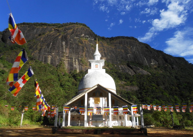 Một bảo tháp đặc trưng Sri Lanka thanh thoát, trên con đường lên đỉnh Adam-trần thái hoãn