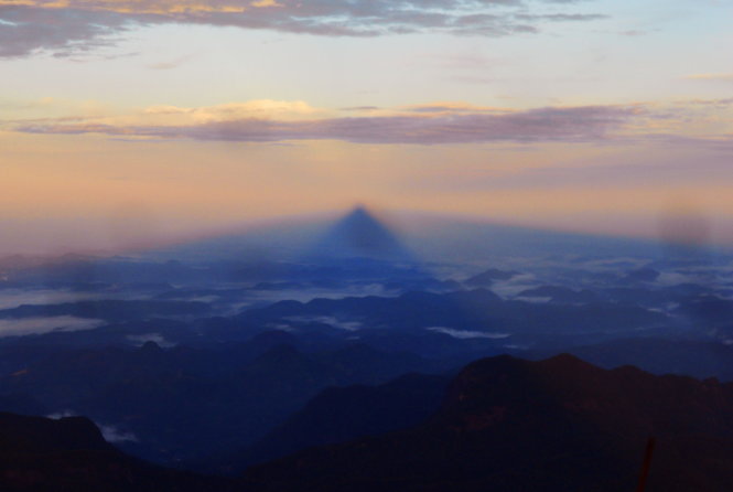 Khoảnh khắc bóng đỉnh Adam đổ thành tam giác huyền ảo trong sương mây, rất lạ rồi tan nhanh-trần thái hoãn