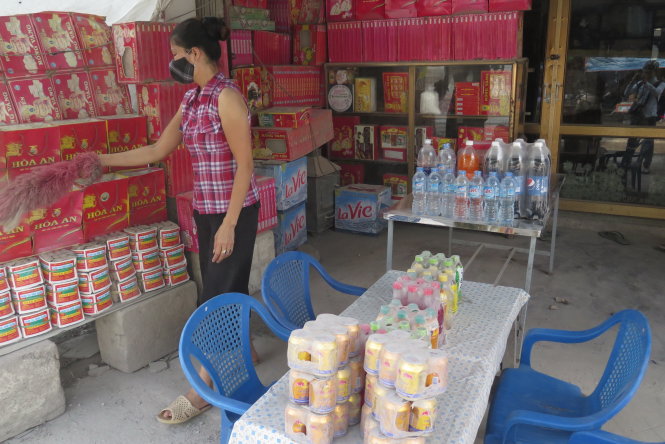 Xe container đi lại nhiều khiến bụi bủa vây hàng quán trên quốc lộ 38-Quang Thế