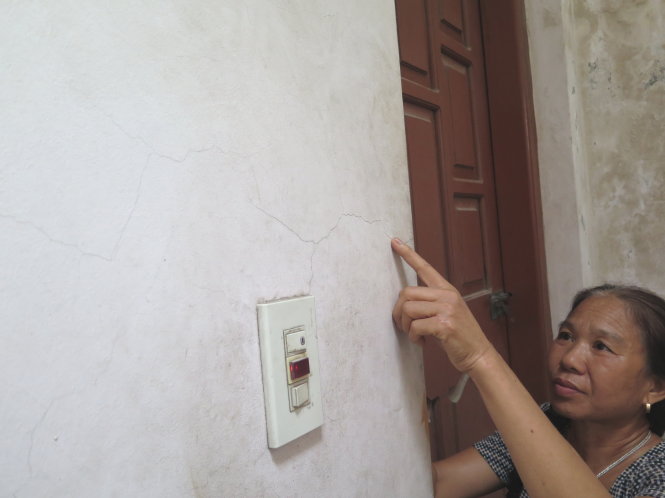 Căn nhà 3 tầng của bà Lê Thị Hơn (60 tuổi, ngã ba Quán Gỏi, huyện Bình Giang, Hải Dương) xuất hiện nhiều vết nứt mới ngang dọc trên tường, trần-Quang Thế