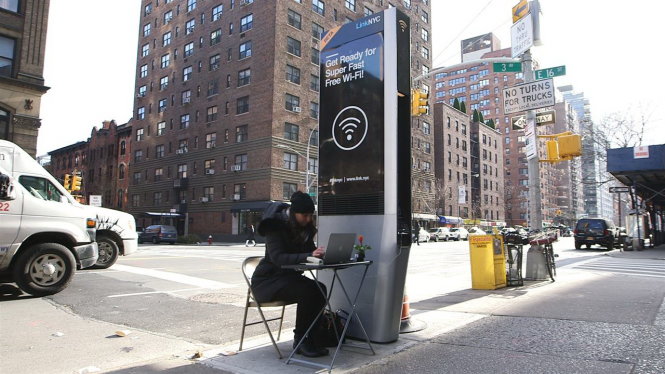 Một trạm phát WiFi thuộc dự án LinkNYC ở New York -wsj.com