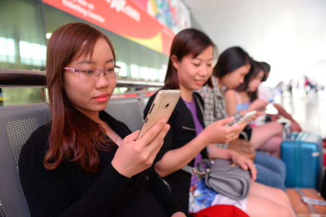Chị Nguyễn Thị Khánh Ly sử dụng điện thoại truy cập Internet bằng hệ thống WiFi tại sân bay Tân Sơn Nhất. Chị cho biết trong thời gian tới TP.HCM được phủ sóng WiFi miễn phí sẽ rất thuận tiện cho việc lên mạng học tập và làm việc -Hữu Khoa