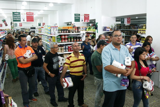 Dân chúng xếp hàng dài trong siêu thị chỉ để mua giấy vệ sinh -ibtimes.co.uk