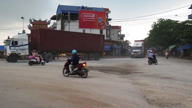 Những đoàn xe container đang ngày đêm phá nát quốc lộ 38-Quang Thế