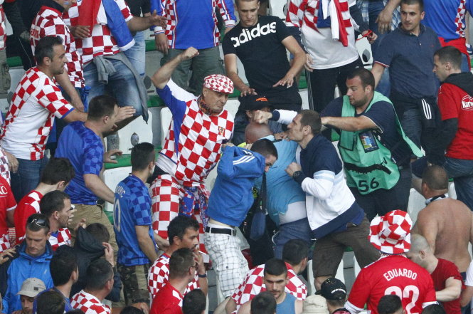 CĐV Croatia ẩu đả lẫn nhau trên khán đài ở trận Croatia - Czech                   -scoopnest.com