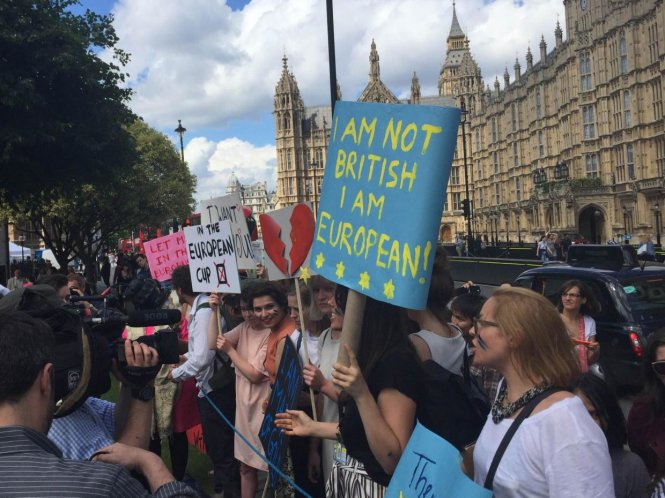 Các cử tri trẻ tuổi biểu tình phản đối Brexit. Dòng chữ trong tấm biển: Tôi là người châu Âu, không phải người Anh -independent.co.uk