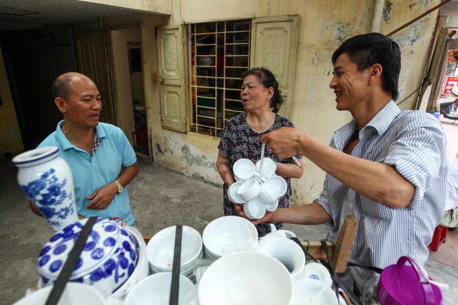 Anh Bùi Văn Tuân trong một ngày đi bán hàng rong. Công việc này mang lại cho anh Tuân thu nhập từ 4-7 triệu đồng/tháng. Sản phẩm chủ yếu được nhập từ làng gốm Bát Tràng (Hà Nội)