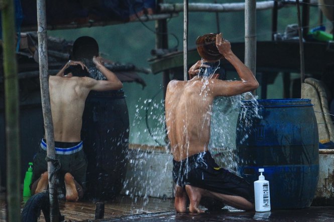 Sau một ngày buôn bán trên đường phố, những người dân quay trờ về con thuyền để nghỉ ngơi