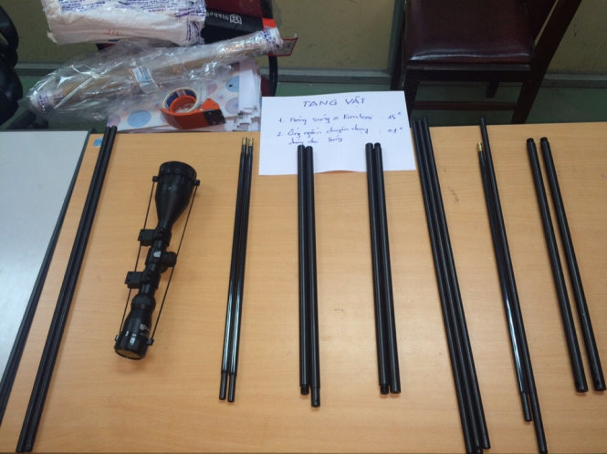 Tạm giữ nghi phạm mua bán súng và hơn 800 linh kiện- Ảnh 3. Phát hiện bưu phẩm chứa linh kiện súng quân dụng