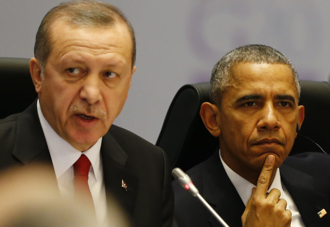 Turkey's President Tayyip Erdogan and U.S. President Barack Obama attend a working session at the Group of 20 (G20) summit in the Mediterranean resort city of Antalya, Turkey, November 15, 2015.   REUTERS/Murad Sezer  - RTS76E6