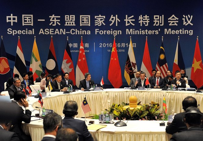 Trên bàn ngoại giao thì nước lớn, nước nhỏ cũng đều chỉ có một ghế ngồi, một tiếng nói. Trong ảnh: là Hội nghị bộ trưởng ngoại giao ASEAN - Trung Quốc ở Côn Minh (Trung Quốc) tháng 6-2016 -straitstimes.com