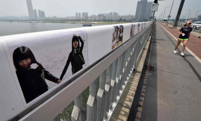 Chính quyền Hàn Quốc dùng nhiều hình ảnh vui tươi tuyên truyền trên hành lang cầu Mapo nhằm ngăn chặn tự tử  -AFP