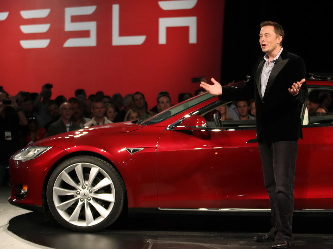 Elon Musk giới thiệu một chiếc xe điện Tesla -Business Insider