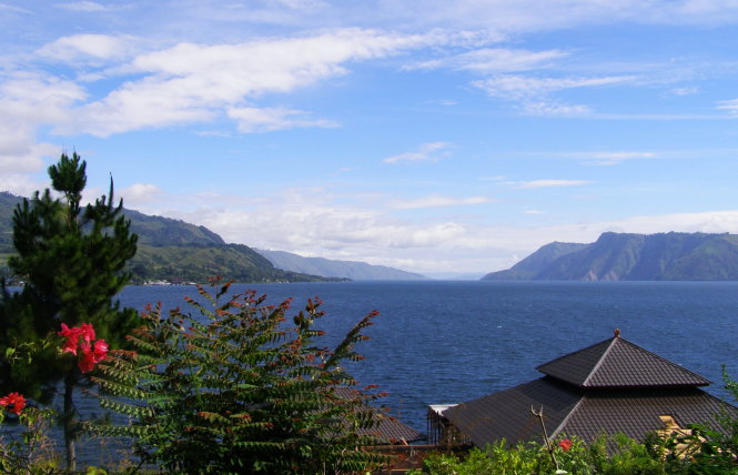 Danau Toba đón nắng trưa đậm, xanh ngăn ngắt-T.T.H.