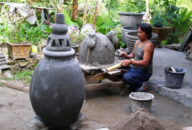 Một nghệ nhân ở làng Tuk Tuk tự làm các vật dụng trong nhà cũng như để trang trí cho quán cà phê của mình