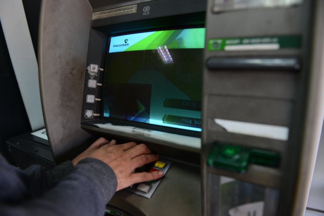 Vừa bấm phím vừa dùng tay che không cho người khác nhìn thấy thao tác là cách nhiều người dùng để tự bảo vệ mình ở các cột ATM - Duyên Phan
