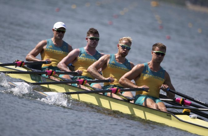 James McRae (bìa phải) và đội tuyển rowing có nhiều VĐV trí thức của Úc-Reuters