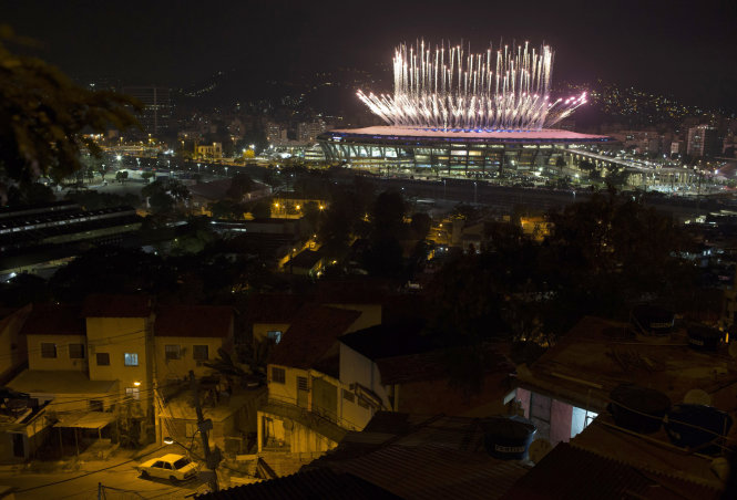 Hình ảnh hào nhoáng của lễ khai mạc Olympic Rio 2016 tương phản mạnh mẽ với sự ảm đạm ở các khu ổ chuột của thành phố - wtop.com
