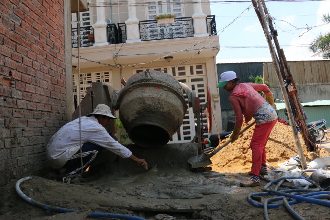 Vợ chồng chị Nguyễn Thị Nhiễn (quê Kiên Giang) “du mục” theo công trình ở Sài Gòn đã 6 năm-YẾN TRINH