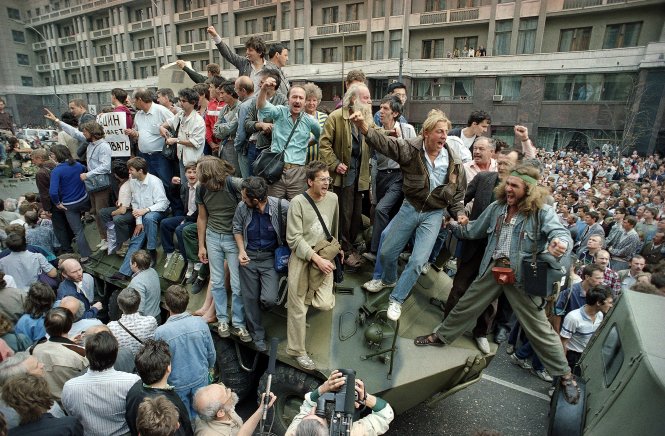 Những người cản xe tăng leo lên một chiếc ở quảng trường Đỏ trong cuộc chính biến tháng 8-1991 -japantimes.co.jp