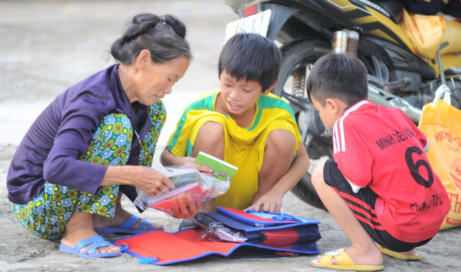 Bà ngoại em Nguyễn Văn Hải (học sinh Trường tiểu học Kỳ Lợi, huyện Kỳ Anh, Hà Tĩnh) đang khám phá những món quà do nhóm Kira Kira tặng mùa tựu trường  -Tự Trung