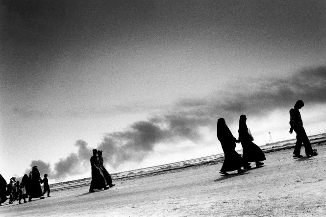 Thuong_dan_chay_loan_o_Basra-Iraq_03-2003-Paolo Pellegrin Magnum