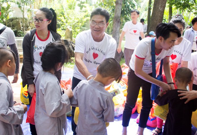 Nhiếp ảnh gia Thành Xuân Anh (giữa) thăm và tặng quà trẻ em mồ côi làng Vạn Hạnh (tỉnh Bà Rịa - Vũng Tàu)  -Ảnh: nhân vật cung cấp