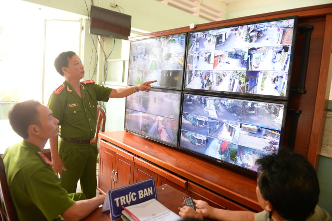 Trung tá Lê Thành Hưng - trưởng Công an P.12, Q.Gò Vấp, TP.HCM - kiểm tra các điểm thường xảy ra cướp giật được lắp đặt camera trên địa bàn phường-Hữu Khoa
