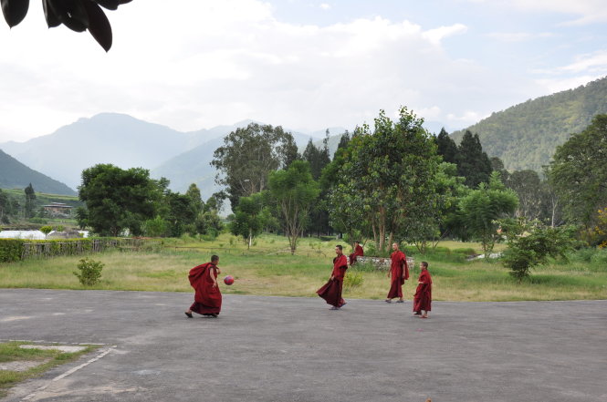 Các sư trẻ đá bóng ở Punakhan Dzong -L.N.M.