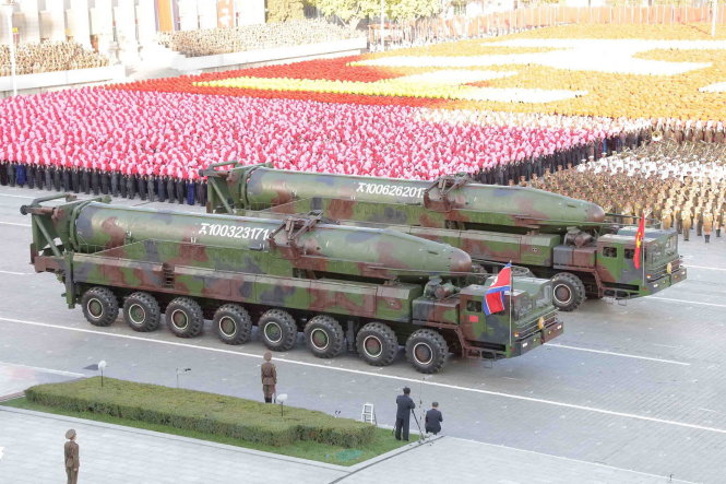 Quân đội CHDCND Triều Tiên khoe tên lửa trong cuộc diễu binh tại Bình Nhưỡng hồi tháng 10-2015 -Reuters