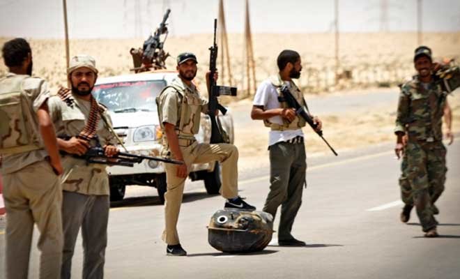 Những người lính Libya ở một trạm kiểm soát gần Bani Walid -AP