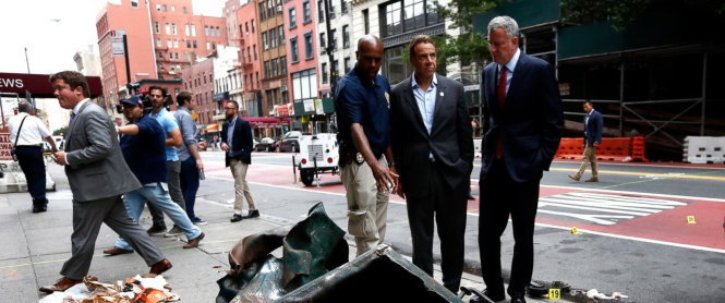 Thị trưởng New York Bill de Blasio (bìa phải) và Thống đốc bang New York Andrew Cuomo (giữa) ở hiện trường vụ đánh bom  -ABC News