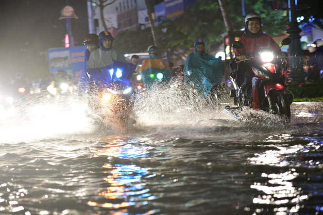 Ngập nước trên đường Trường Sơn, Q.Tân Bình sau cơn mưa lớn ngày 26-8-2016-Hữu Thuận