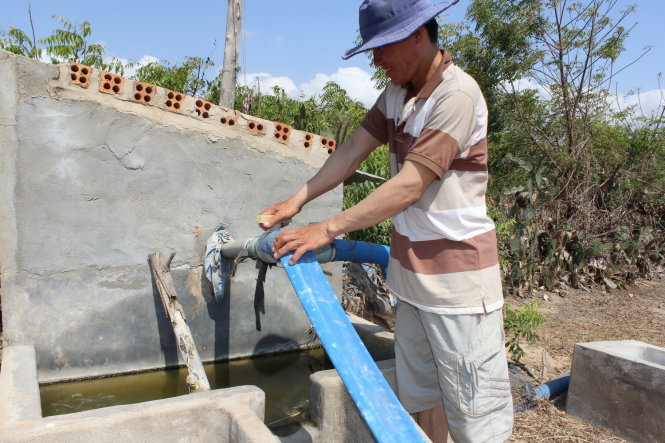 Giếng bơm của anh Huỳnh Văn Lợi, thôn Từ Thiện, xã Phước Dinh có nước nhưng bị nhiễm mặn không dùng được (ảnh chụp tháng 4-2016)-Minh Trân