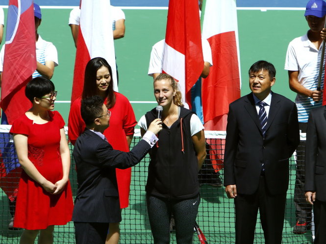 Petra Kvitova (thứ hai từ phải sang), nhà vô địch Wuhan Open 2014 và đại sứ giải đấu Li Na (thứ hai từ trái sang) -zimbio.com