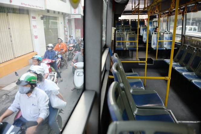 Nhiều người chọn xe máy để đi lại trong khi có tuyến xe buýt chỉ có một hành khách. Ảnh chụp xe buýt đang lưu thông trên đường Phạm Hồng Thái, Q.1, TP.HCM -Hữu Khoa
