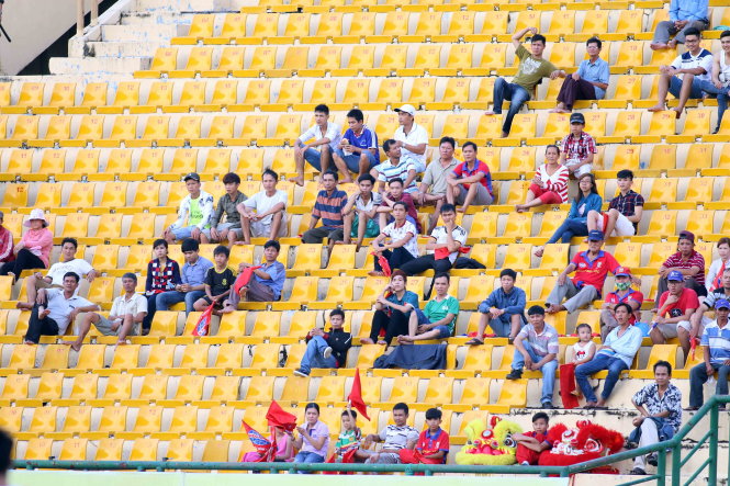 Không chỉ vắng khán giả, ngay cả các cổ động viên chính thức của Hội cổ động viên Bình Dương cũng vắng ở V-League 2016 (ảnh chụp trên sân Bình Dương) -N.K.