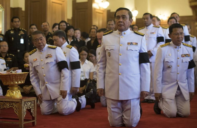 Thủ tướng của chính quyền quân sự Prayuth (giữa) và các tướng lĩnh quân đội trong lễ tang nhà vua -wsj.com