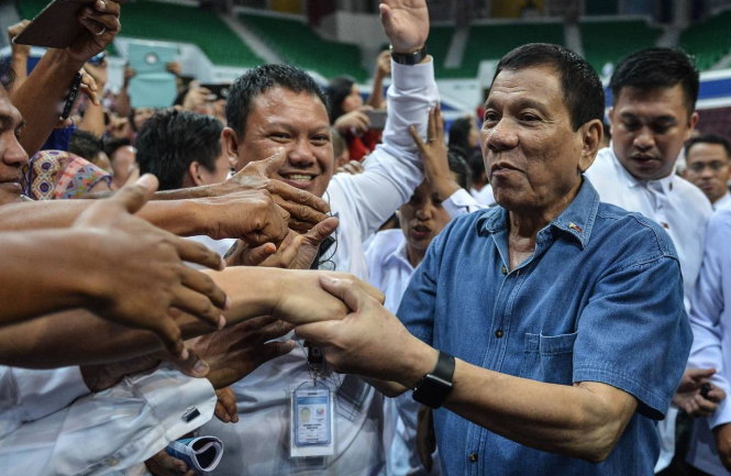 Ông Duterte đang tính “xoay trục” theo kiểu của riêng ông?-wsj.net