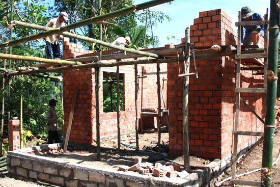 Mức hỗ trợ xây dựng mới và cải tạo nhà ở cho người có công, thân nhân liệt sĩ - Ảnh 2.