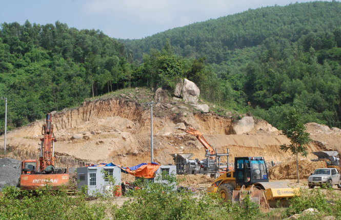 Những ngọn đồi, núi Hố Trầu, Hố Bạc (xã Hòa Nhơn) đang bị đào khoét lấy đất đá   -V.Hùng