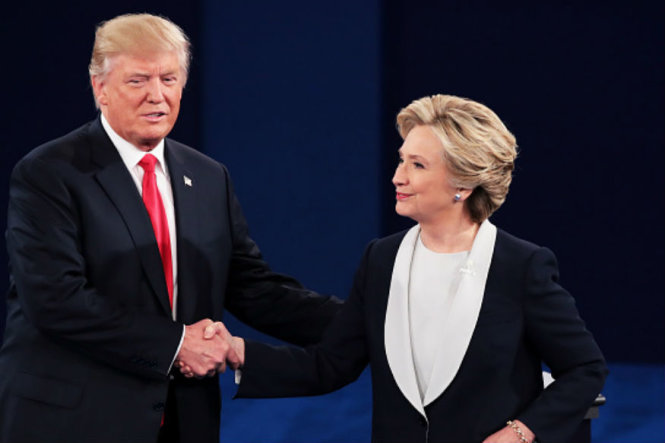 Ông Donald Trump và bà Hillary Clinton bắt tay tại cuộc tranh luận ở Đại học Washington ngày 9-10-2016 tại St Louis, Missouri -AP