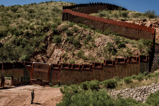 Hàng rào dọc biên giới ở Nogales, Arizona -Tomas Munita/The New York Times
