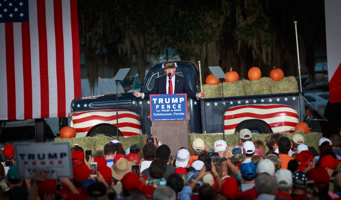 Ông Donald Trump trong chiến dịch vận động bảy thành phố liên tiếp tuần này ở bang Florida. Ông tuyên bố muốn Apple sản xuất các thiết bị của mình ở Mỹ thay vì tại “Trung Quốc và Việt Nam”-Thanh Tuấn