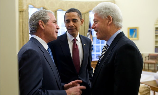 Từ trái sang: George W. Bush, Barack Obama và Bill Clinton. Họ là những đối thủ chính trị cạnh tranh khốc liệt, nhưng khi cuộc chuyển giao tới, chỉ có lợi ích của nước Mỹ là quan trọng nhất -govexec.com